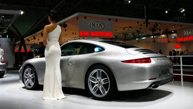 Aceleração de 0 a 100 km/h se dá em 4,1 segundos <a href="https://quatrorodas.abril.com.br/salao-do-automovel/2012/carros/911-carrera-4-4s-704309.shtmll" rel="migration">Leia mais</a> Aceleração de 0 a 100 km/h se dá em 4,1 segundos <a href="https://quatrorodas.abril.com.br/salao-do-automovel/2012/carros/911-carrera-4-4s-704309.shtmll" rel="migration">Leia mais</a>