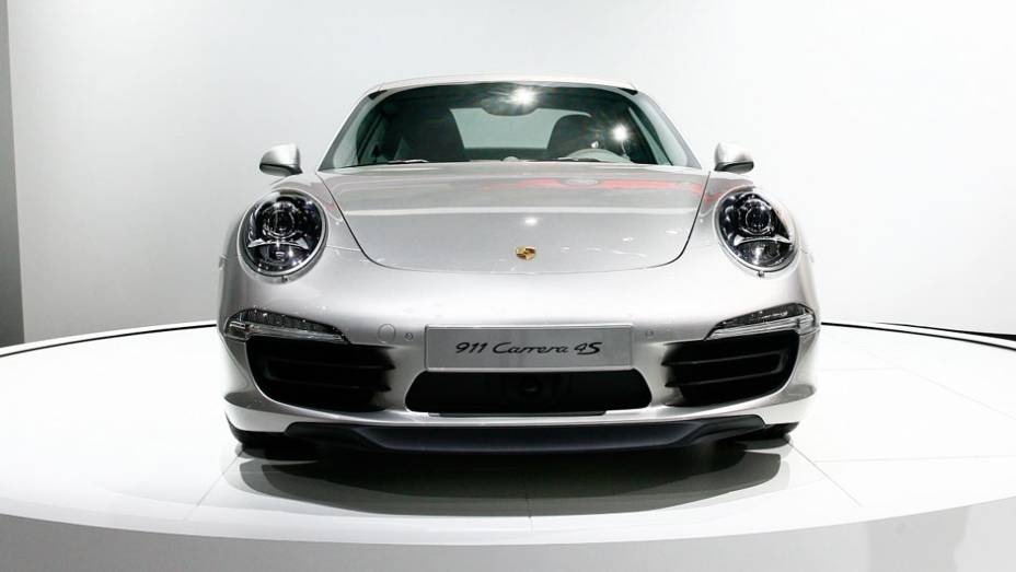 Velocidade máxima do modelo é de 299 km/h <a href="https://quatrorodas.abril.com.br/salao-do-automovel/2012/carros/911-carrera-4-4s-704309.shtmll" rel="migration">Leia mais</a>