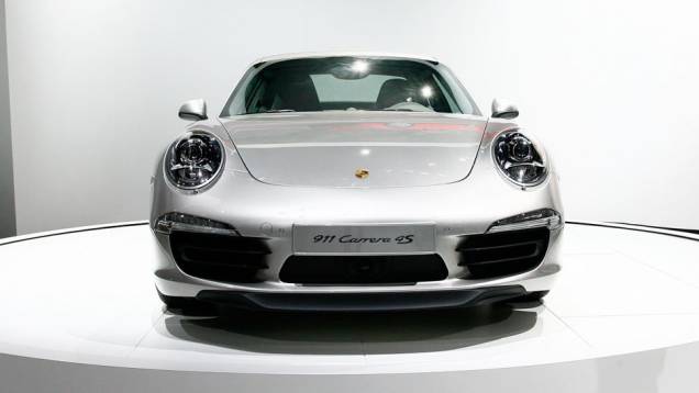 Velocidade máxima do modelo é de 299 km/h <a href="https://quatrorodas.abril.com.br/salao-do-automovel/2012/carros/911-carrera-4-4s-704309.shtmll" rel="migration">Leia mais</a> Velocidade máxima do modelo é de 299 km/h <a href="https://quatrorodas.abril.com.br/salao-do-automovel/2012/carros/911-carrera-4-4s-704309.shtmll" rel="migration">Leia mais</a>