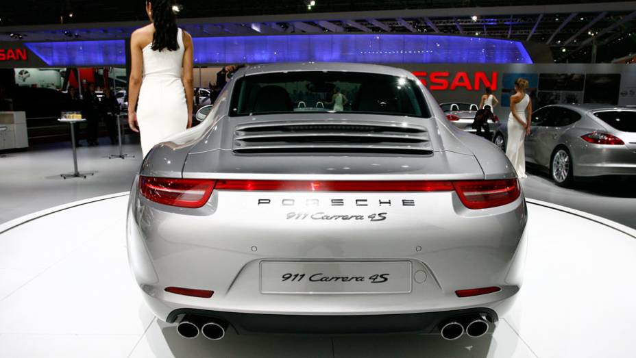 Modelo é oferecido nas carrocerias cupê e cabriolet <a href="https://quatrorodas.abril.com.br/salao-do-automovel/2012/carros/911-carrera-4-4s-704309.shtmll" rel="migration">Leia mais</a>