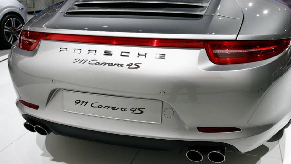 Novidade foi apresentada no Salão de São Paulo <a href="https://quatrorodas.abril.com.br/salao-do-automovel/2012/carros/911-carrera-4-4s-704309.shtmll" rel="migration">Leia mais</a>