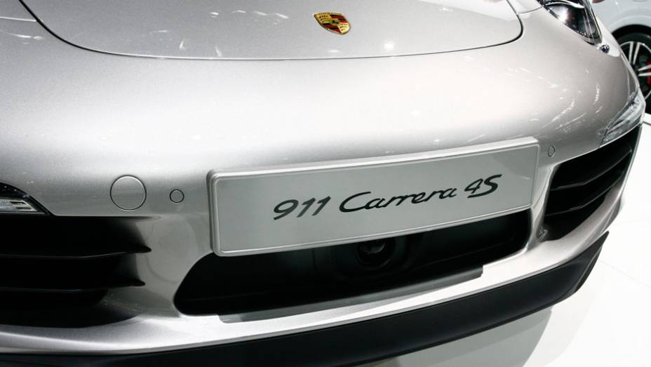 Modelo possui tração integral <a href="https://quatrorodas.abril.com.br/salao-do-automovel/2012/carros/911-carrera-4-4s-704309.shtmll" rel="migration">Leia mais</a>