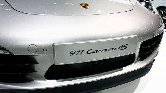 Modelo possui tração integral <a href="https://quatrorodas.abril.com.br/salao-do-automovel/2012/carros/911-carrera-4-4s-704309.shtmll" rel="migration">Leia mais</a> Modelo possui tração integral <a href="https://quatrorodas.abril.com.br/salao-do-automovel/2012/carros/911-carrera-4-4s-704309.shtmll" rel="migration">Leia mais</a>