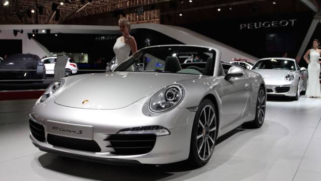 Modelo é uma das grandes atrações no estande da Porsche <a href="https://quatrorodas.abril.com.br/salao-do-automovel/2012/carros/911-carrera-4-4s-704309.shtml" rel="migration">Leia mais</a>