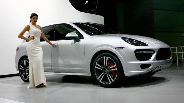 Modelo tem o sistema Porsche Traction Management (PTM) com tração integral ativa <a href="https://quatrorodas.abril.com.br/salao-do-automovel/2012/carros/cayenne-gts-709303.shtml" rel="migration">Leia mais</a>