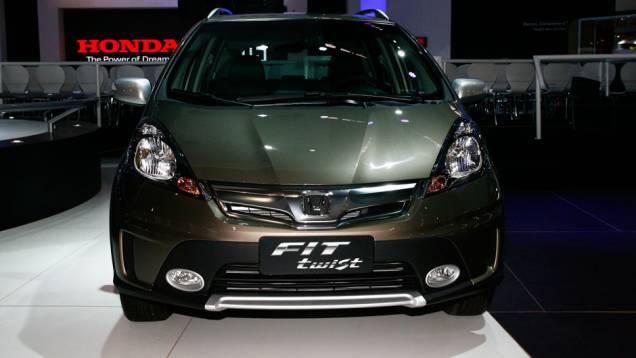 Faróis ganharam máscara negra - <a href="https://quatrorodas.abril.com.br/salao-do-automovel/2012/carros/honda-fit-twist-708885.shtml" rel="migration">Leia mais</a> Faróis ganharam máscara negra - <a href="https://quatrorodas.abril.com.br/salao-do-automovel/2012/carros/honda-fit-twist-708885.shtml" rel="migration">Leia mais</a>