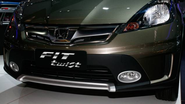 Grade frontal em cromo acetinado: know-how Acura - <a href="https://quatrorodas.abril.com.br/salao-do-automovel/2012/carros/honda-fit-twist-708885.shtml" rel="migration">Leia mais</a> Grade frontal em cromo acetinado: know-how Acura - <a href="https://quatrorodas.abril.com.br/salao-do-automovel/2012/carros/honda-fit-twist-708885.shtml" rel="migration">Leia mais</a>