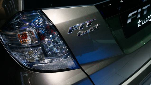 Já as lanternas são translúcidas - <a href="https://quatrorodas.abril.com.br/salao-do-automovel/2012/carros/honda-fit-twist-708885.shtml" rel="migration">Leia mais</a> Já as lanternas são translúcidas - <a href="https://quatrorodas.abril.com.br/salao-do-automovel/2012/carros/honda-fit-twist-708885.shtml" rel="migration">Leia mais</a>