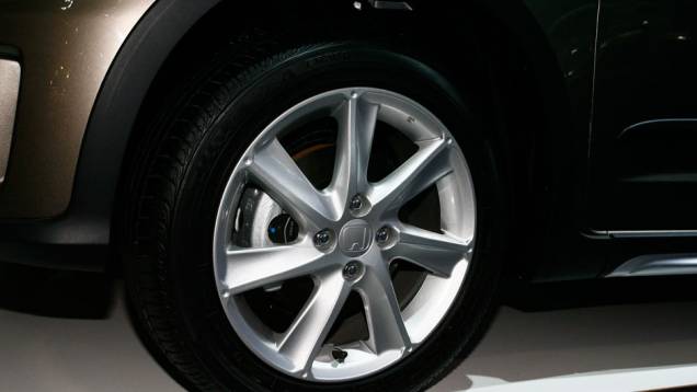 Rodas possuem desenho exclusivo - <a href="https://quatrorodas.abril.com.br/salao-do-automovel/2012/carros/honda-fit-twist-708885.shtml" rel="migration">Leia mais</a> Rodas possuem desenho exclusivo - <a href="https://quatrorodas.abril.com.br/salao-do-automovel/2012/carros/honda-fit-twist-708885.shtml" rel="migration">Leia mais</a>