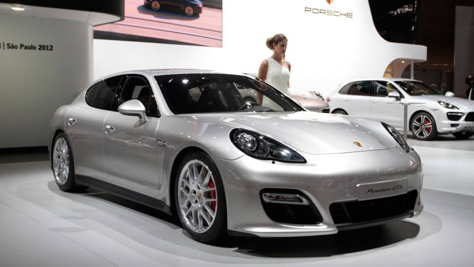 Modelo conta com freios reforçados e desenvolve mais potência <a href="https://quatrorodas.abril.com.br/salao-do-automovel/2012/carros/panamera-gts-709505.shtml" rel="migration">Leia mais</a>