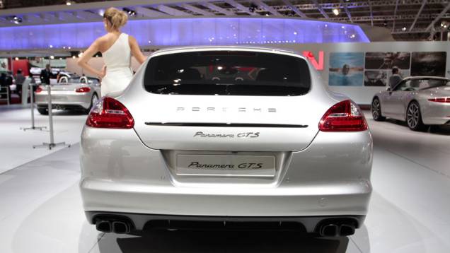 Velocidade máxima é de 288 km/h <a href="https://quatrorodas.abril.com.br/salao-do-automovel/2012/carros/panamera-gts-709505.shtml" rel="migration">Leia mais</a> Velocidade máxima é de 288 km/h <a href="https://quatrorodas.abril.com.br/salao-do-automovel/2012/carros/panamera-gts-709505.shtml" rel="migration">Leia mais</a>