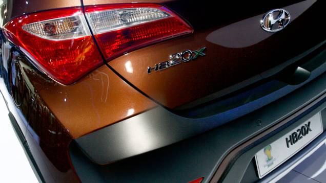 A Hyundai alerta que alguns itens expostos no carro são apenas para o desfile no Salão do Automóvel e podem ser alterados até o início das vendas | <a href="https://quatrorodas.abril.com.br/salao-do-automovel/2012/carros/hb20x-708891.shtml" rel="migration">Leia mais</a>