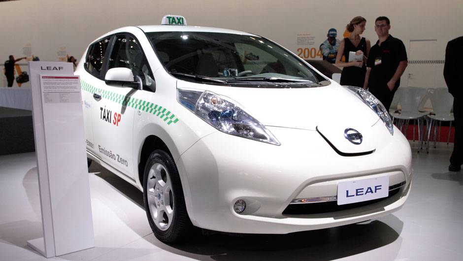 O Nissan Leaf roda como t&aacute;xi em S&atilde;o Paulo e j&aacute; levou 2,5 mil passageiros em 4 meses <a href="https://quatrorodas.abril.com.br/salao-do-automovel/2012/carros/leaf-703954.shtml" rel="migration">Leia mais</a>