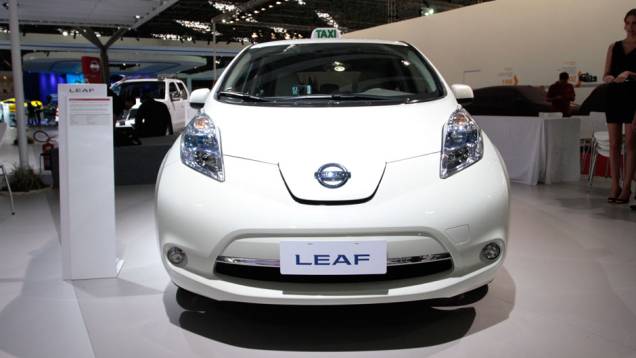 O Leaf é recarregado por meio de duas tomadas fêmeas localizadas na dianteira <a href="https://quatrorodas.abril.com.br/salao-do-automovel/2012/carros/leaf-703954.shtml" rel="migration">Leia mais</a>