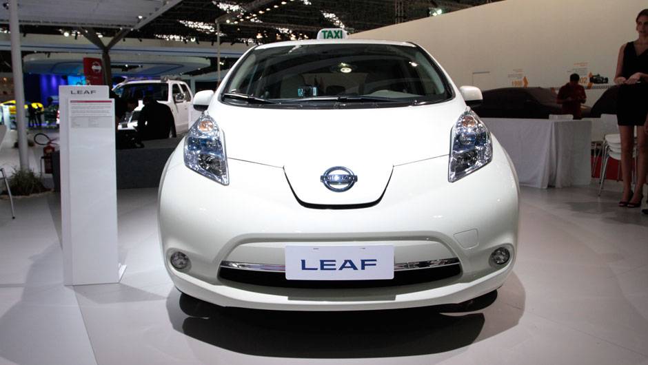 O Leaf &eacute; recarregado por meio de duas tomadas f&ecirc;meas localizadas na dianteira <a href="https://quatrorodas.abril.com.br/salao-do-automovel/2012/carros/leaf-703954.shtml" rel="migration">Leia mais</a>