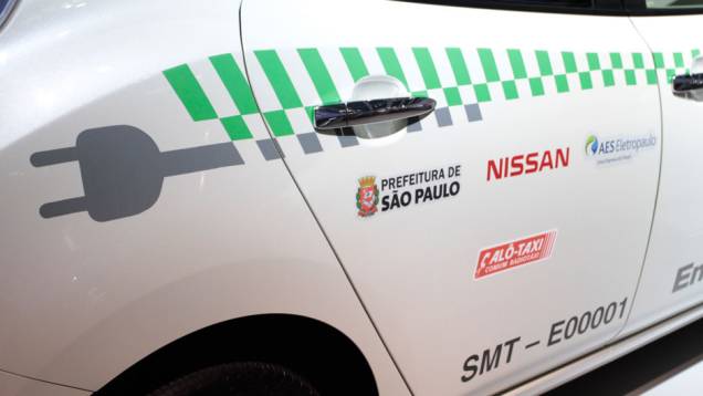 Faixa que identifica o Leaf é diferente daquela colocada em modelos comuns <a href="https://quatrorodas.abril.com.br/salao-do-automovel/2012/carros/leaf-703954.shtml" rel="migration">Leia mais</a> Faixa que identifica o Leaf é diferente daquela colocada em modelos comuns <a href="https://quatrorodas.abril.com.br/salao-do-automovel/2012/carros/leaf-703954.shtml" rel="migration">Leia mais</a>