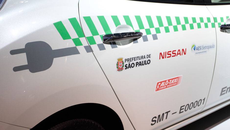 Faixa que identifica o Leaf &eacute; diferente daquela colocada em modelos comuns <a href="https://quatrorodas.abril.com.br/salao-do-automovel/2012/carros/leaf-703954.shtml" rel="migration">Leia mais</a>