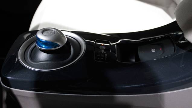 Detalhe do câmbio do Nissan Leaf <a href="https://quatrorodas.abril.com.br/salao-do-automovel/2012/carros/leaf-703954.shtml" rel="migration">Leia mais</a>