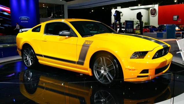 A cor amarela faz alusão ao veículo que disputou o campeonato da Trans-Am Series em 1970 <a href="https://quatrorodas.abril.com.br/salao-do-automovel/2012/carros/mustang-boss-707586.shtml" rel="migration">Leia mais</a> A cor amarela faz alusão ao veículo que disputou o campeonato da Trans-Am Series em 1970 <a href="https://quatrorodas.abril.com.br/salao-do-automovel/2012/carros/mustang-boss-707586.shtml" rel="migration">Leia mais</a>