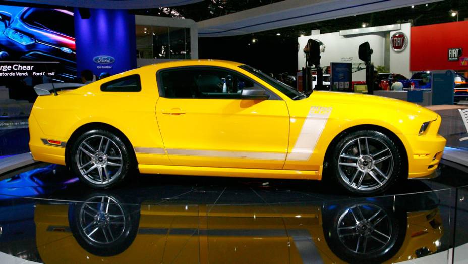 O Mustang Boss vai de zero a cem quilômetros por hora em menos de 4,5 segundos <a href="https://quatrorodas.abril.com.br/salao-do-automovel/2012/carros/mustang-boss-707586.shtml%3E%20Leia%20mais%20%3C/a%3E" rel="migration"></a>