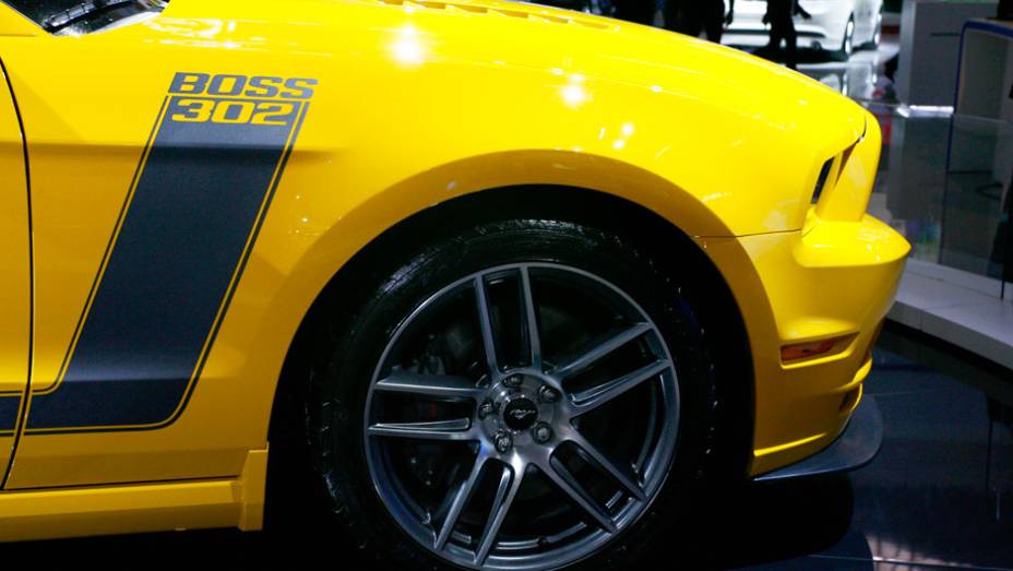 Detalhe da roda do Boss 302 <a href="https://quatrorodas.abril.com.br/salao-do-automovel/2012/carros/mustang-boss-707586.shtml%3E%20Leia%20mais%20%3C/a%3E" rel="migration"></a>