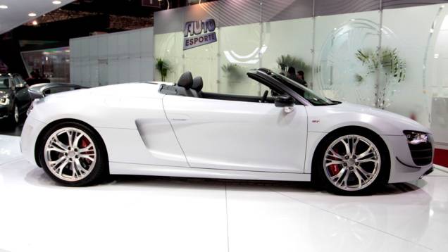 O motor 5.2 V10 teve sua potência aumentda para 560 cv | <a href="https://quatrorodas.abril.com.br/salao-do-automovel/2012/carros/r8-gt-spyder-709681.shtml" rel="migration">Leia mais</a> O motor 5.2 V10 teve sua potência aumentda para 560 cv | <a href="https://quatrorodas.abril.com.br/salao-do-automovel/2012/carros/r8-gt-spyder-709681.shtml" rel="migration">Leia mais</a>