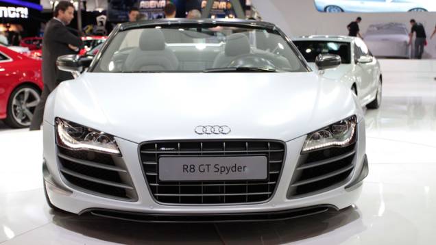 Marca registrada da Audi, os LEDs fazem qualquer um identificá-lo de longe | <a href="https://quatrorodas.abril.com.br/salao-do-automovel/2012/carros/r8-gt-spyder-709681.shtml" rel="migration">Leia mais</a>