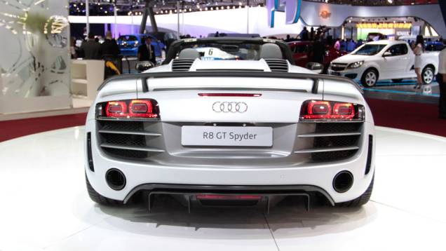O vistoso aerofólio combina com o extrator de ar na parte inferior | <a href="https://quatrorodas.abril.com.br/salao-do-automovel/2012/carros/r8-gt-spyder-709681.shtml" rel="migration">Leia mais</a> O vistoso aerofólio combina com o extrator de ar na parte inferior | <a href="https://quatrorodas.abril.com.br/salao-do-automovel/2012/carros/r8-gt-spyder-709681.shtml" rel="migration">Leia mais</a>