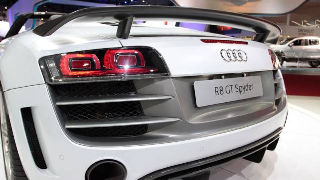 Detalhe da traseira do R8 GT Spyder | <a href="https://quatrorodas.abril.com.br/salao-do-automovel/2012/carros/r8-gt-spyder-709681.shtml" rel="migration">Leia mais</a>