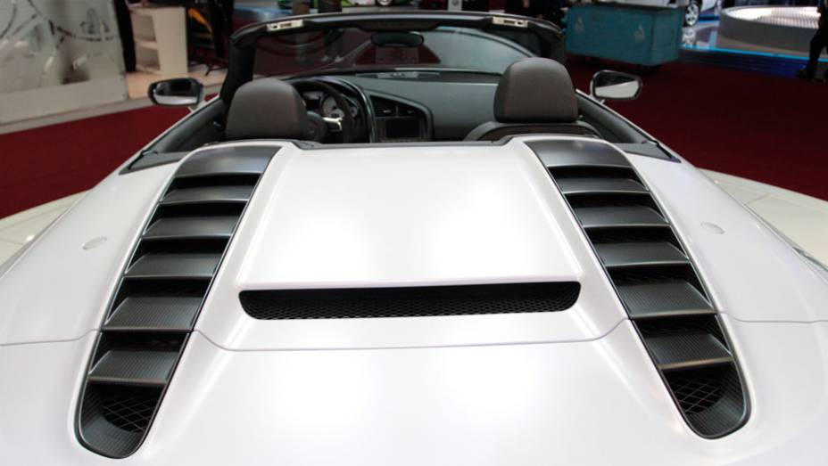 As entradas de ar não são meramente estéticas: elas ajudam a refrigerar o motor V10 | <a href="https://quatrorodas.abril.com.br/salao-do-automovel/2012/carros/r8-gt-spyder-709681.shtml" rel="migration">Leia mais</a>