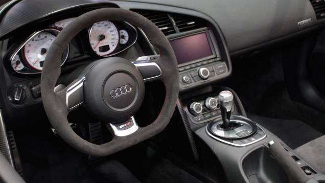 Acabamento em camurça é apreciado pelos fãs de esportividade | <a href="https://quatrorodas.abril.com.br/salao-do-automovel/2012/carros/r8-gt-spyder-709681.shtml" rel="migration">Leia mais</a> Acabamento em camurça é apreciado pelos fãs de esportividade | <a href="https://quatrorodas.abril.com.br/salao-do-automovel/2012/carros/r8-gt-spyder-709681.shtml" rel="migration">Leia mais</a>
