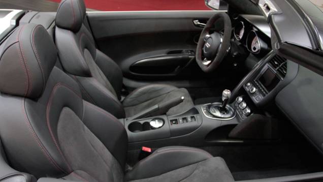 Somente duas pessoas desfrutam do prazer de viajar no R8 GT Spyder | <a href="https://quatrorodas.abril.com.br/salao-do-automovel/2012/carros/r8-gt-spyder-709681.shtml" rel="migration">Leia mais</a> Somente duas pessoas desfrutam do prazer de viajar no R8 GT Spyder | <a href="https://quatrorodas.abril.com.br/salao-do-automovel/2012/carros/r8-gt-spyder-709681.shtml" rel="migration">Leia mais</a>