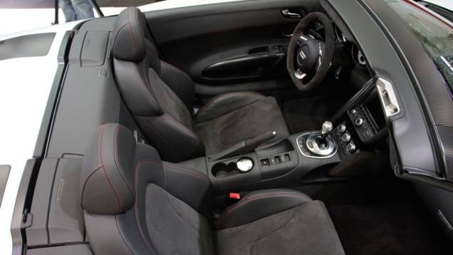 O câmbio automatizado permite realizar trocas de marcha na alavanca | <a href="https://quatrorodas.abril.com.br/salao-do-automovel/2012/carros/r8-gt-spyder-709681.shtml" rel="migration">Leia mais</a> O câmbio automatizado permite realizar trocas de marcha na alavanca | <a href="https://quatrorodas.abril.com.br/salao-do-automovel/2012/carros/r8-gt-spyder-709681.shtml" rel="migration">Leia mais</a>