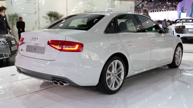 Potência gerada pelo motor é de 333 cv <a href="https://quatrorodas.abril.com.br/salao-do-automovel/2012/carros/s4-s4-avant-704307.shtml" rel="migration">Leia mais</a> Potência gerada pelo motor é de 333 cv <a href="https://quatrorodas.abril.com.br/salao-do-automovel/2012/carros/s4-s4-avant-704307.shtml" rel="migration">Leia mais</a>