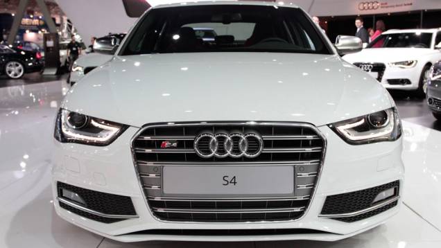 S4 vem com câmbio automático de sete velocidades <a href="https://quatrorodas.abril.com.br/salao-do-automovel/2012/carros/s4-s4-avant-704307.shtml" rel="migration">Leia mais</a>