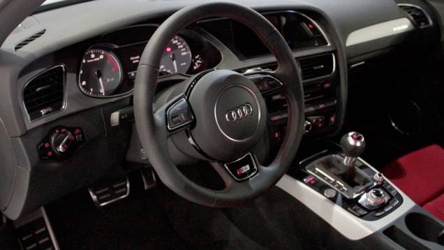 Modelo conta com o Audi Music Interface <a href="https://quatrorodas.abril.com.br/salao-do-automovel/2012/carros/s4-s4-avant-704307.shtml" rel="migration">Leia mais</a>