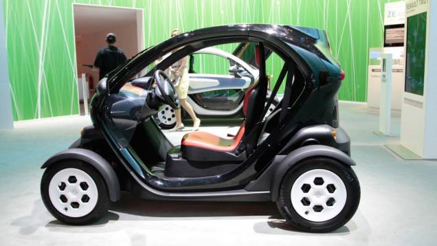 Na Europa o Twizy custa cerca de 18 200 reais, mais uma taxa mensal de 130 reais pelo aluguel de baterias <a href="https://quatrorodas.abril.com.br/salao-do-automovel/2012/carros/twizy-703944.shtml" rel="migration">Leia mais</a>