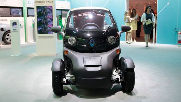 O Twizy tem autonomia para rodar até 100 km <a href="https://quatrorodas.abril.com.br/salao-do-automovel/2012/carros/twizy-703944.shtml" rel="migration">Leia mais</a>