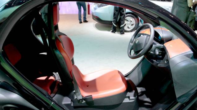 O Twizy alcança uma velocidade máxima de 80 km/h <a href="https://quatrorodas.abril.com.br/salao-do-automovel/2012/carros/twizy-703944.shtml" rel="migration">Leia mais</a>