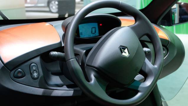 O Twizy pode ser dirigido sem a necessidade do uso de capacete e pesa apenas 450 kg <a href="https://quatrorodas.abril.com.br/salao-do-automovel/2012/carros/twizy-703944.shtml" rel="migration">Leia mais</a> O Twizy pode ser dirigido sem a necessidade do uso de capacete e pesa apenas 450 kg <a href="https://quatrorodas.abril.com.br/salao-do-automovel/2012/carros/twizy-703944.shtml" rel="migration">Leia mais</a>