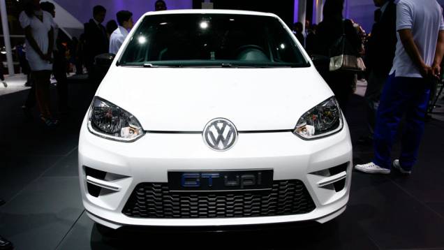 Modelo possui LEDs de iluminação diurna <a href="https://quatrorodas.abril.com.br/salao-do-automovel/2012/carros/linha-up-708682.shtml" rel="migration">Leia mais</a> Modelo possui LEDs de iluminação diurna <a href="https://quatrorodas.abril.com.br/salao-do-automovel/2012/carros/linha-up-708682.shtml" rel="migration">Leia mais</a>
