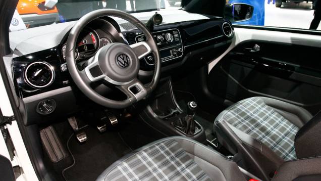 Interior conta com acabamento especial <a href="https://quatrorodas.abril.com.br/salao-do-automovel/2012/carros/linha-up-708682.shtml" rel="migration">Leia mais</a>