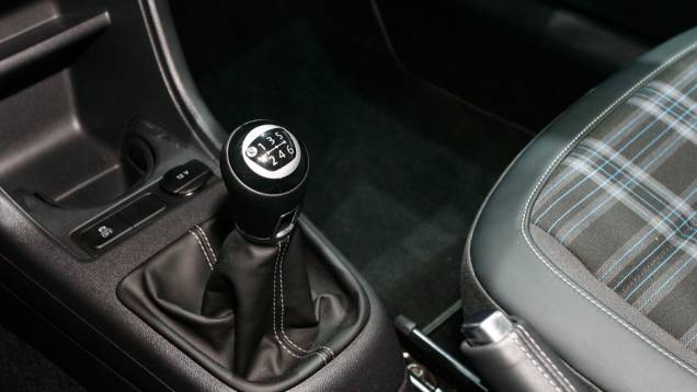 Transmissão é manual de seis velocidades <a href="https://quatrorodas.abril.com.br/salao-do-automovel/2012/carros/linha-up-708682.shtml" rel="migration">Leia mais</a> Transmissão é manual de seis velocidades <a href="https://quatrorodas.abril.com.br/salao-do-automovel/2012/carros/linha-up-708682.shtml" rel="migration">Leia mais</a>