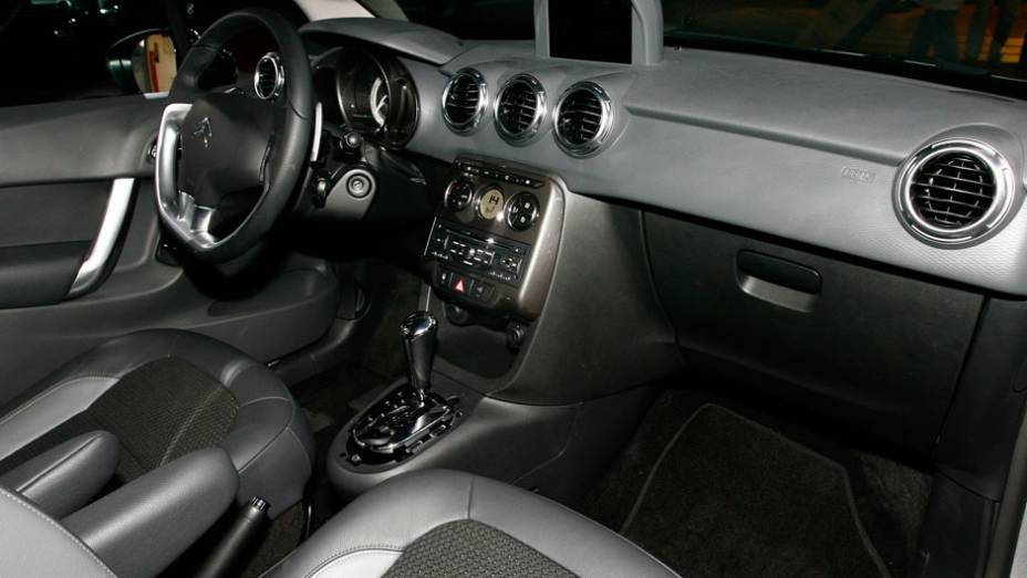 Saídas de ar-condicionado, volante, quadro de instrumentos, bancos e comandos do ar-condicionado foram emprestados da minivan C3 Picasso | <a href="https://quatrorodas.abril.com.br/salao-do-automovel/2012/carros/c3-704048.shtml" rel="migration">Leia mais</a>