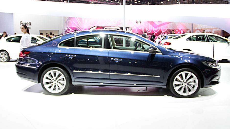 A marca quer que o CC (de Comfort Coup&eacute;) fa&ccedil;a frente ao Mercedes-Benz CLS, Audi A7 e ao nov&iacute;ssimo BMW S&eacute;rie 6 Gran Coup&eacute; | <a href="https://quatrorodas.abril.com.br/salao-do-automovel/2012/carros/cc-703952.shtml" rel="migration">Leia mais</a>