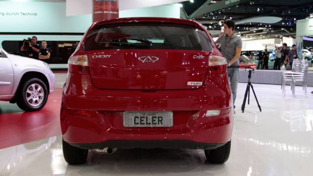 O Celer terá motor flex de 116 cv (etanol) | <a href="https://quatrorodas.abril.com.br/salao-do-automovel/2012/carros/celer-703933.shtml" rel="migration">Leia mais</a>