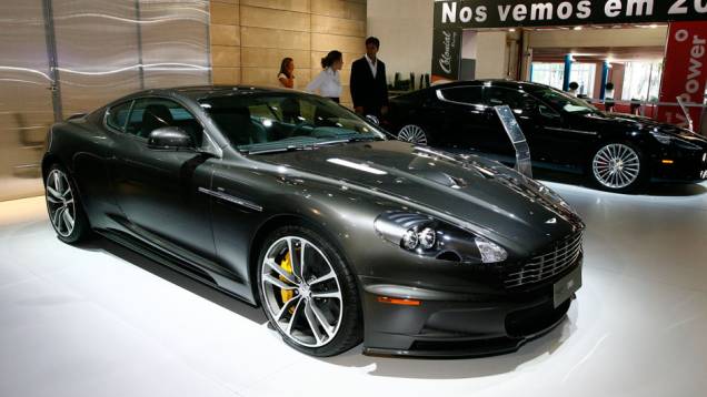 Modelo possui mesma cor e configuração que o utilizado por James Bond <a href="https://quatrorodas.abril.com.br/salao-do-automovel/2012/carros/aston-martin-dbs-710833.shtml" rel="migration">Leia mais</a>