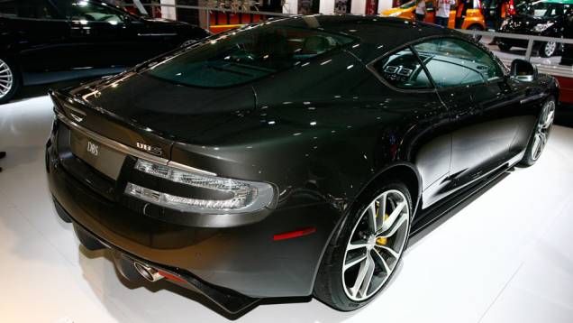 Ele é equipado com motor 6.0 V12 <a href="https://quatrorodas.abril.com.br/salao-do-automovel/2012/carros/aston-martin-dbs-710833.shtml" rel="migration">Leia mais</a> Ele é equipado com motor 6.0 V12 <a href="https://quatrorodas.abril.com.br/salao-do-automovel/2012/carros/aston-martin-dbs-710833.shtml" rel="migration">Leia mais</a>