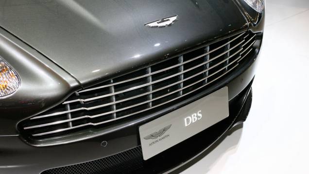 Esportivo acelera de 0 a 100 km/h em apenas 4,3 segundos <a href="https://quatrorodas.abril.com.br/salao-do-automovel/2012/carros/aston-martin-dbs-710833.shtml" rel="migration">Leia mais</a>