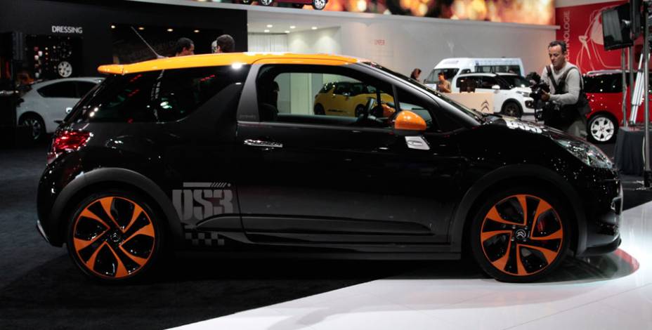 Ele apareceu em sua versão tradicional e também com roupagem de competição, na versão Racing | <a href="https://quatrorodas.abril.com.br/salao-do-automovel/2012/carros/ds3-709685.shtml" rel="migration">Leia mais</a>